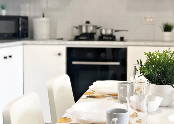 Large Close To Finikoudes With 2 Balconies Appartement Larnaca