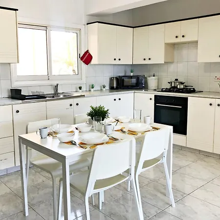 Apartment Large Close To Finikoudes With 2 Balconies *
