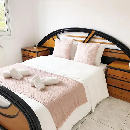Apartment Large Close To Finikoudes With 2 Balconies Larnaca