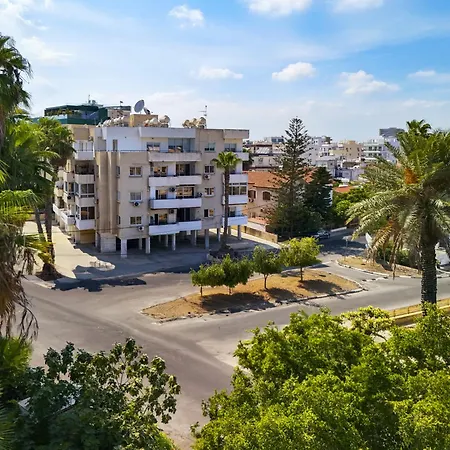 Large Close To Finikoudes With 2 Balconies Lejlighed