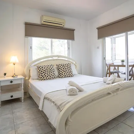 Апартаменты Large Close To Finikoudes With 2 Balconies Ларнака