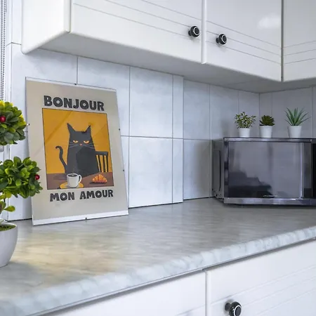 Апартаменты Large Close To Finikoudes With 2 Balconies *