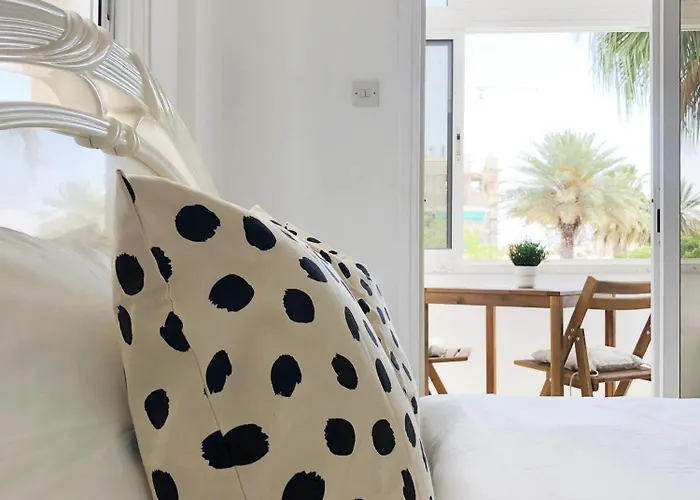 Large Close To Finikoudes With 2 Balconies Διαμέρισμα *