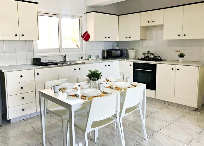 Daire Large Close To Finikoudes With 2 Balconies *