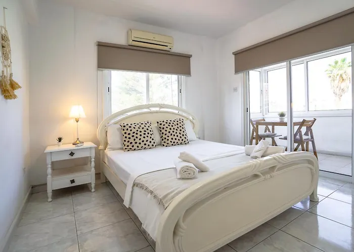 Daire Large Close To Finikoudes With 2 Balconies Larnaca