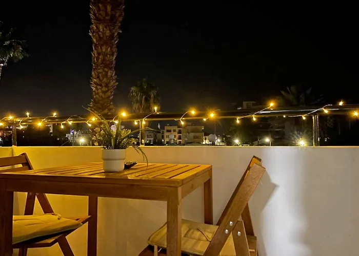 Daire Large Close To Finikoudes With 2 Balconies