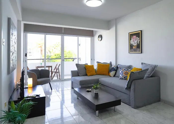 Daire Large Close To Finikoudes With 2 Balconies