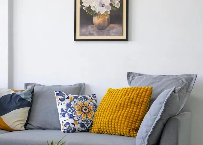 Daire Large Close To Finikoudes With 2 Balconies *